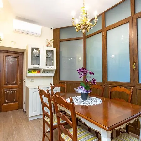 Kings In Apartment Rome