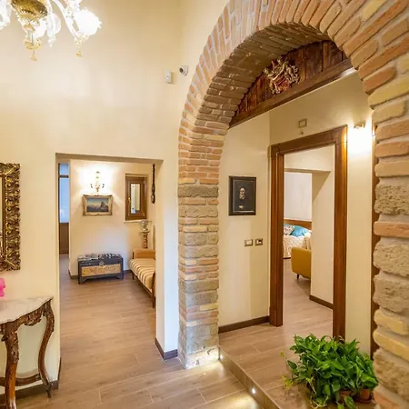 Kings In Apartment Rome